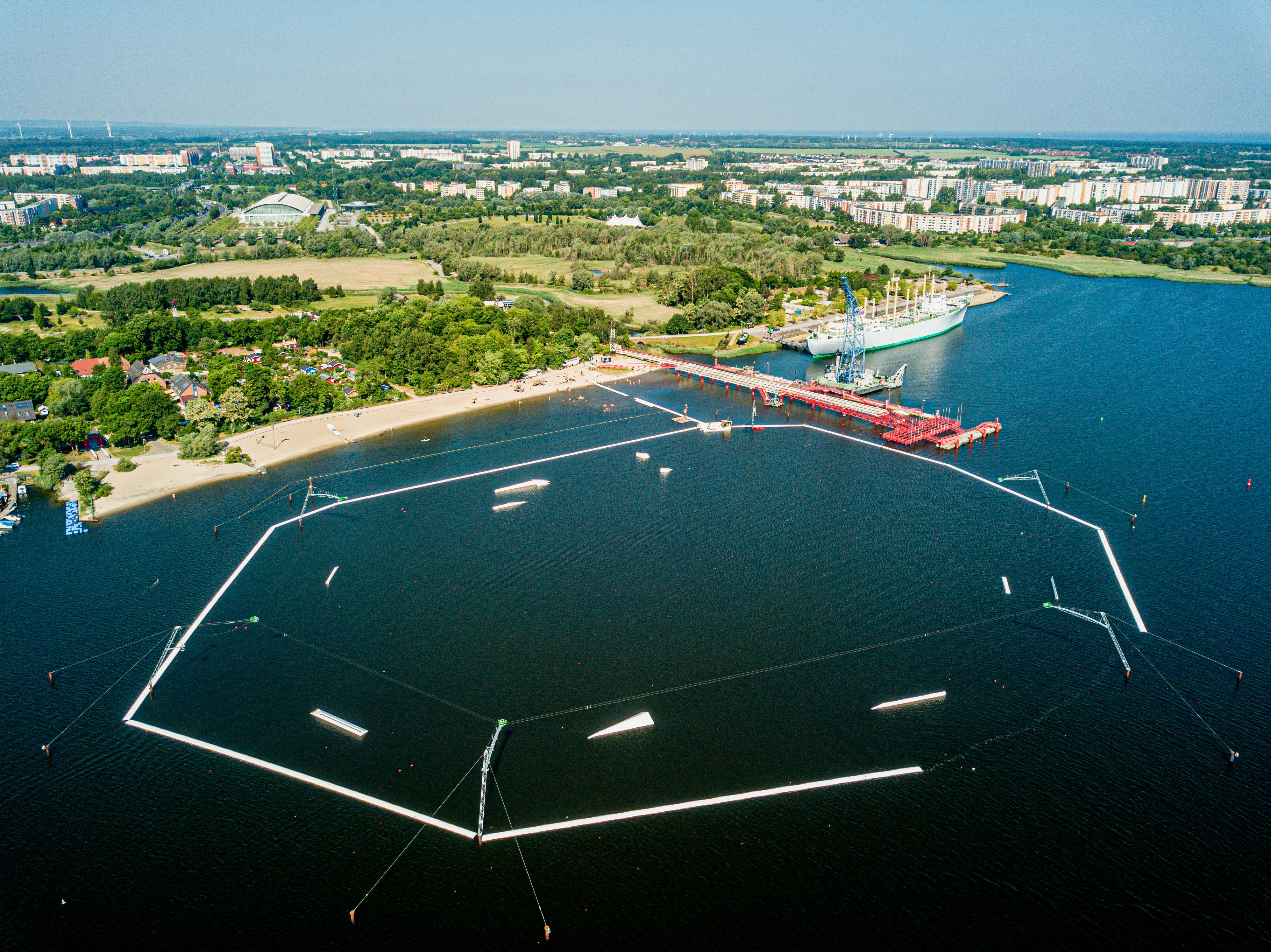 Supieria an der Warnow mit Wakepark, Aquapark, Strand und Pier