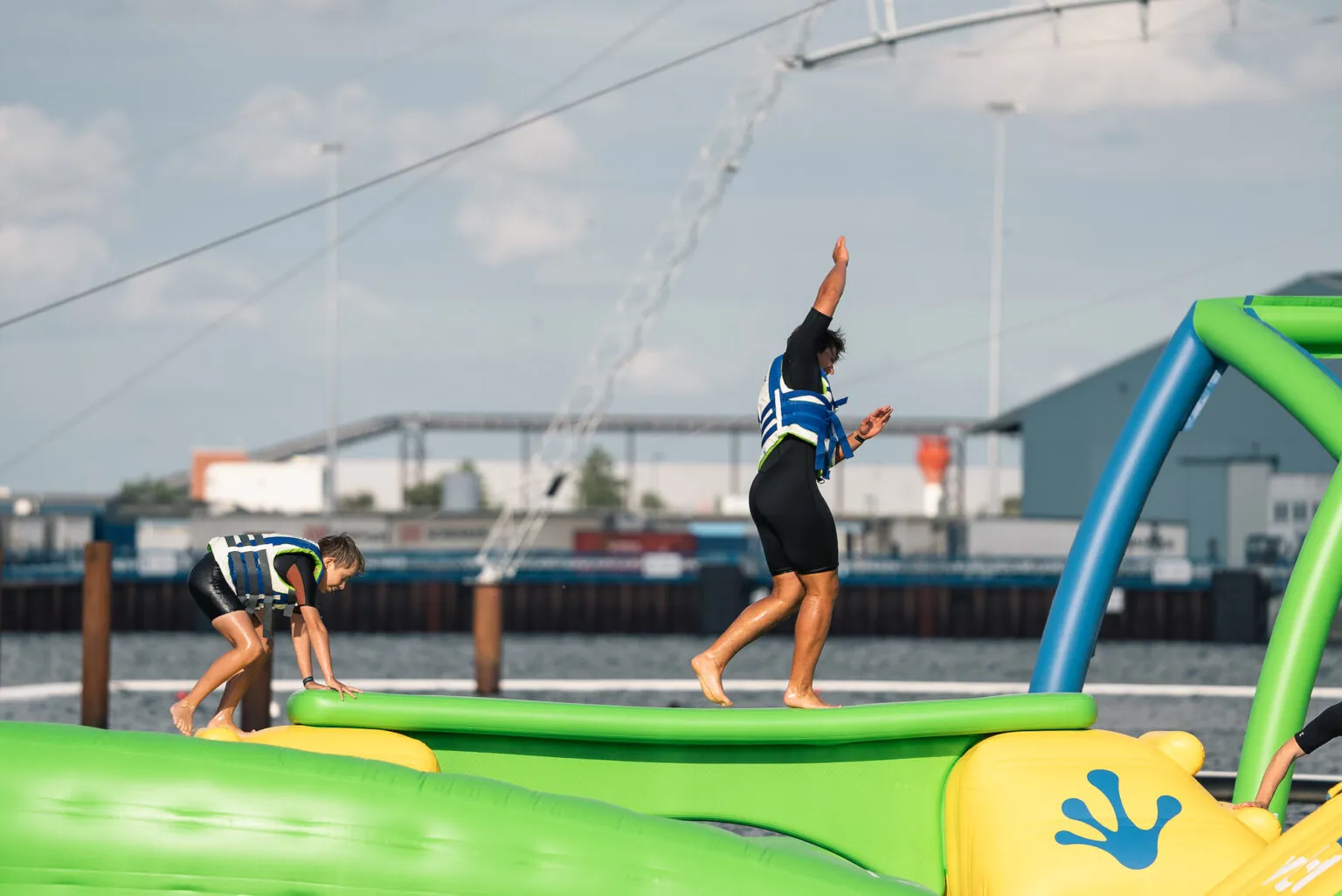 Menschen erleben den Aquapark bei Supieria