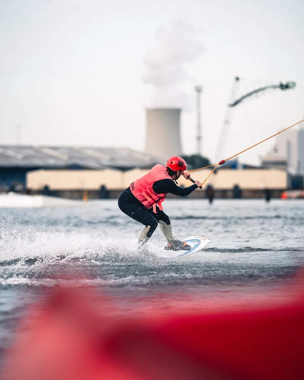 Wakeboarder mit Spritzwasser bei Supieria an der Warnow