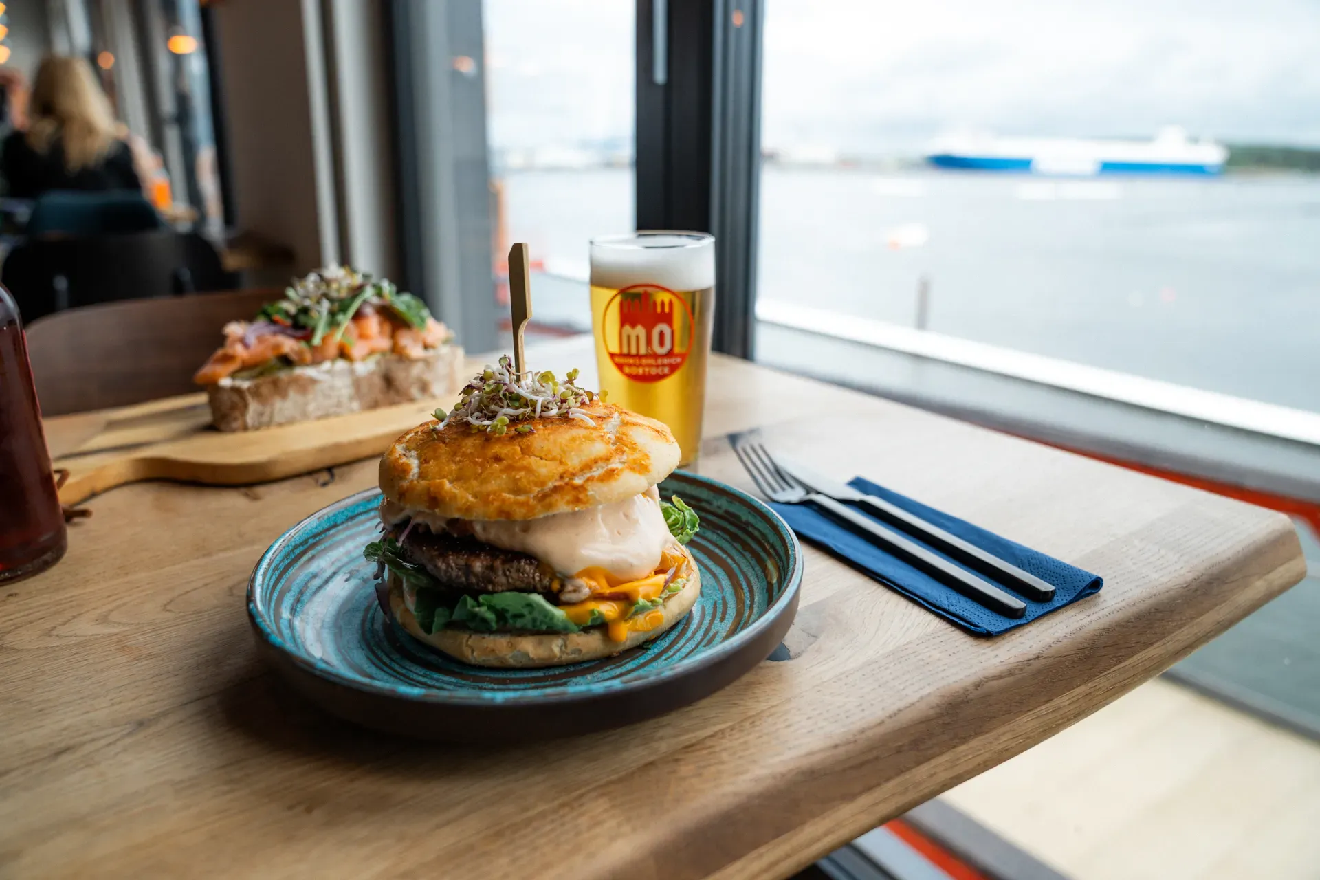 Burger und Bier in der brise mit Wasserblick