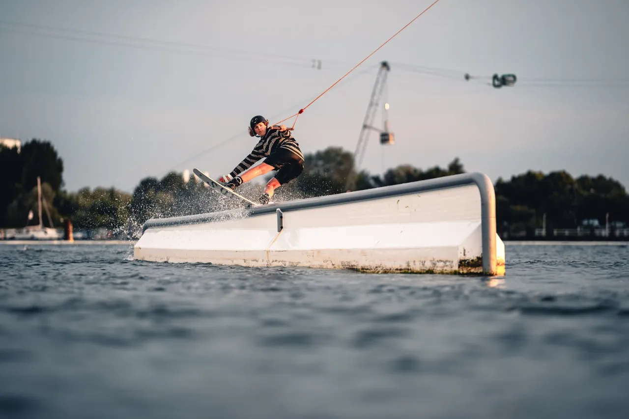 Wakeboarder fährt über ein Feature bei Supieria