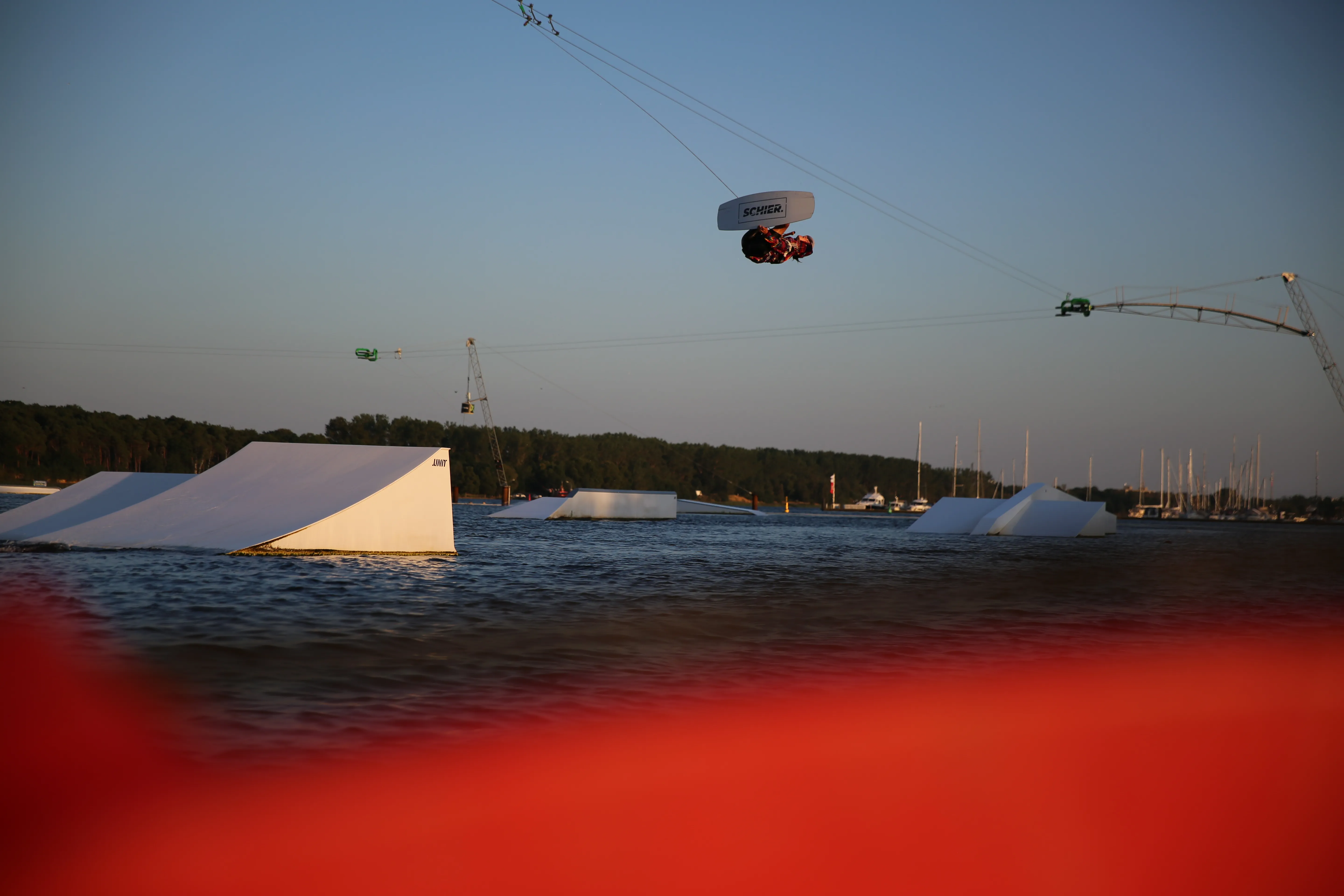 Wakeboarder startet bei Supieria auf der Warnow in Rostock